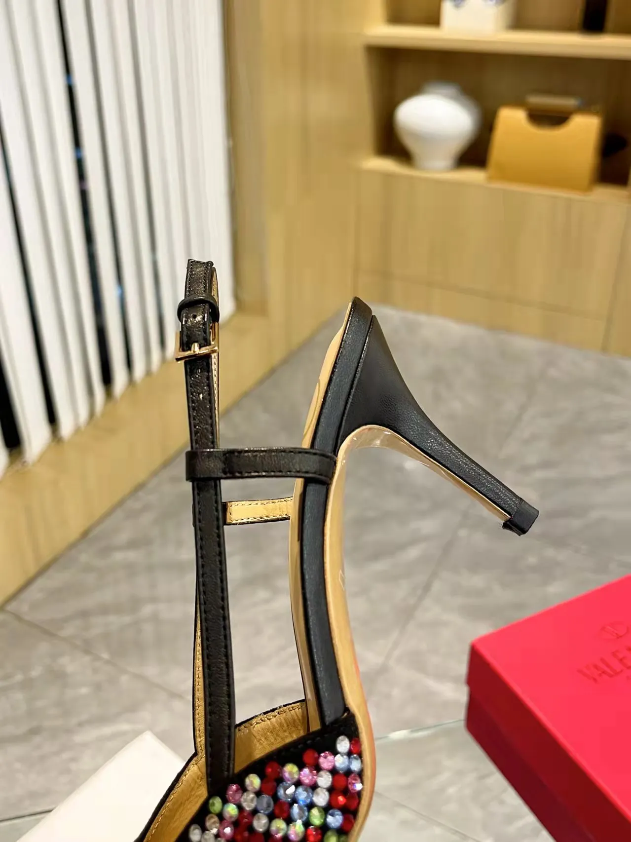 👟👟Ex-factory price 440👟👟 Genuine leather sole + 40 Kloesch diamond buckle Valentino.Valentino big v buckle single shoes ㊙️Latest series of counter genuine version with perfect details. Authentic products are made one to one. All details are consistent with genuine ones. The upper foot is very pedicure type. The key point is that it is very good and easy to control. It does not wear the feet and does not tire the feet. It is a walking artifact. The last shape is completely compared to the counter. The details are perfect. It is impossible to make such an exquisite product without the original version. Exclusive molded brass color. The highest version on the market. Fabric: imported sheepskin, lining and foot pads are all sheepskin. Color: 13 colors available. Sizes (34 to 42). Customized size 34 and 42. Non-returnable and non-exchangeable. Heel height: 7CM. Rubber sole. Genuine leather sole +40